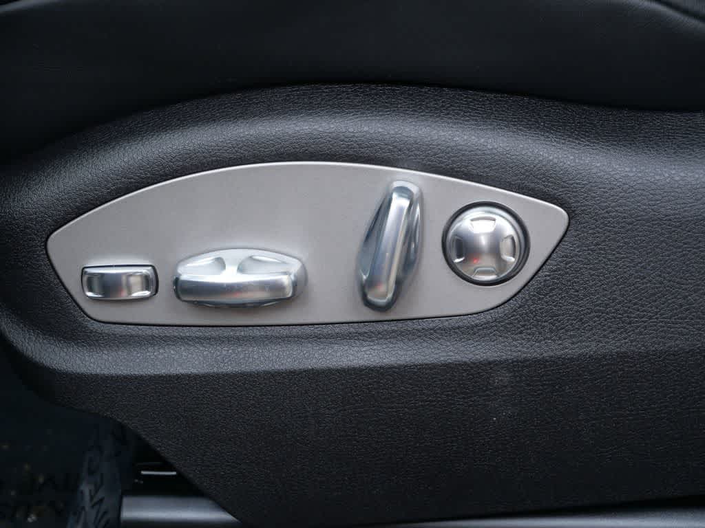 Thumbnail: 2026 Porsche Macan - 12