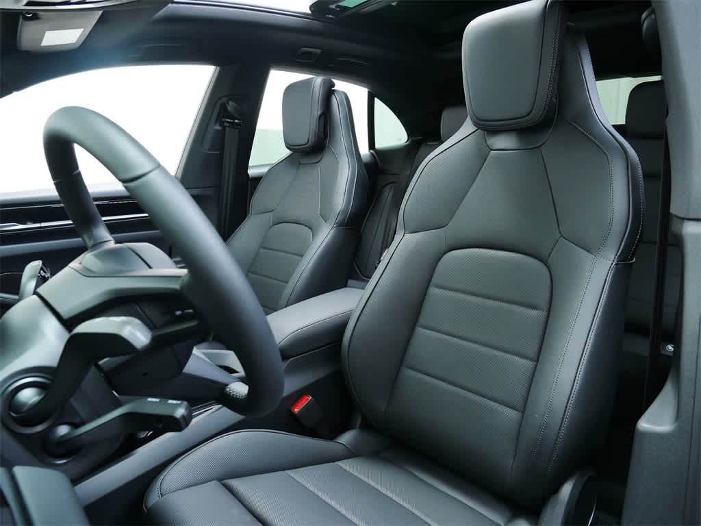 Thumbnail: 2025 Porsche Macan - 5