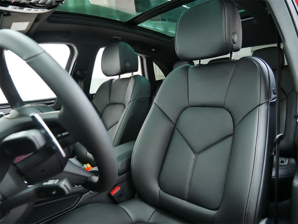 Thumbnail: 2026 Porsche Macan - 6