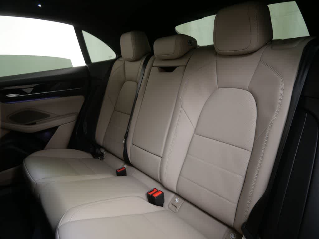 Thumbnail: 2026 Porsche Macan - 14