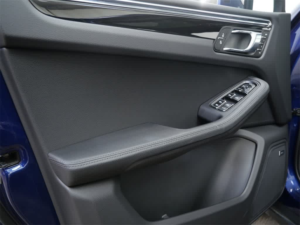 Thumbnail: 2025 Porsche Macan - 11