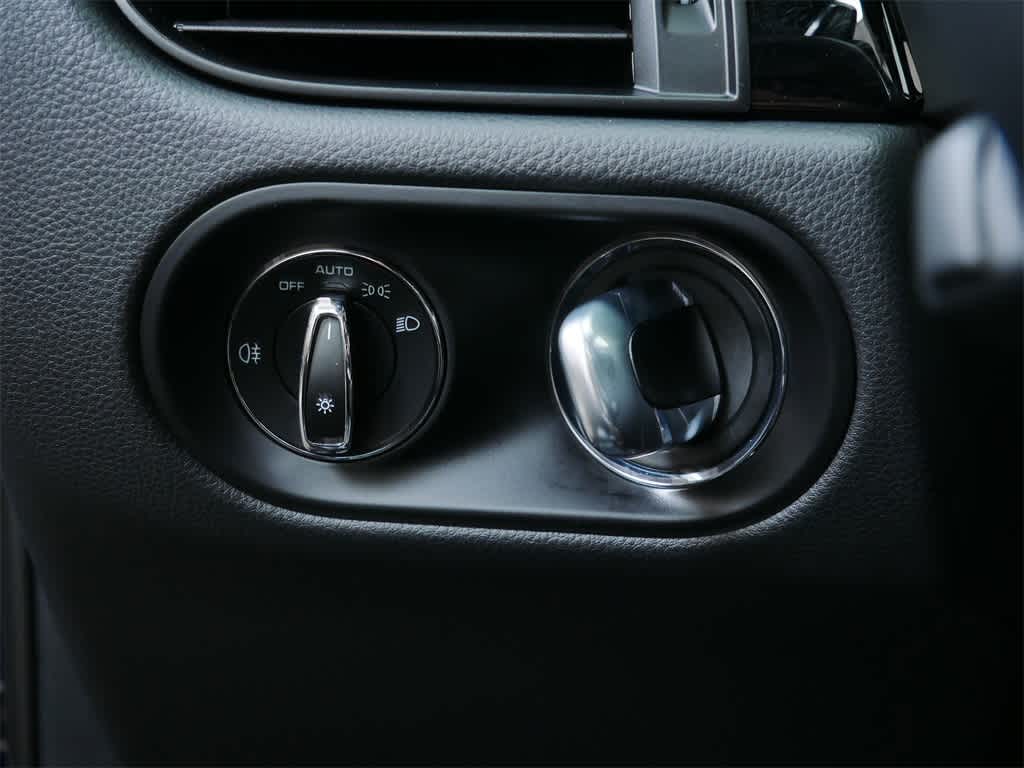 Thumbnail: 2025 Porsche Macan - 18