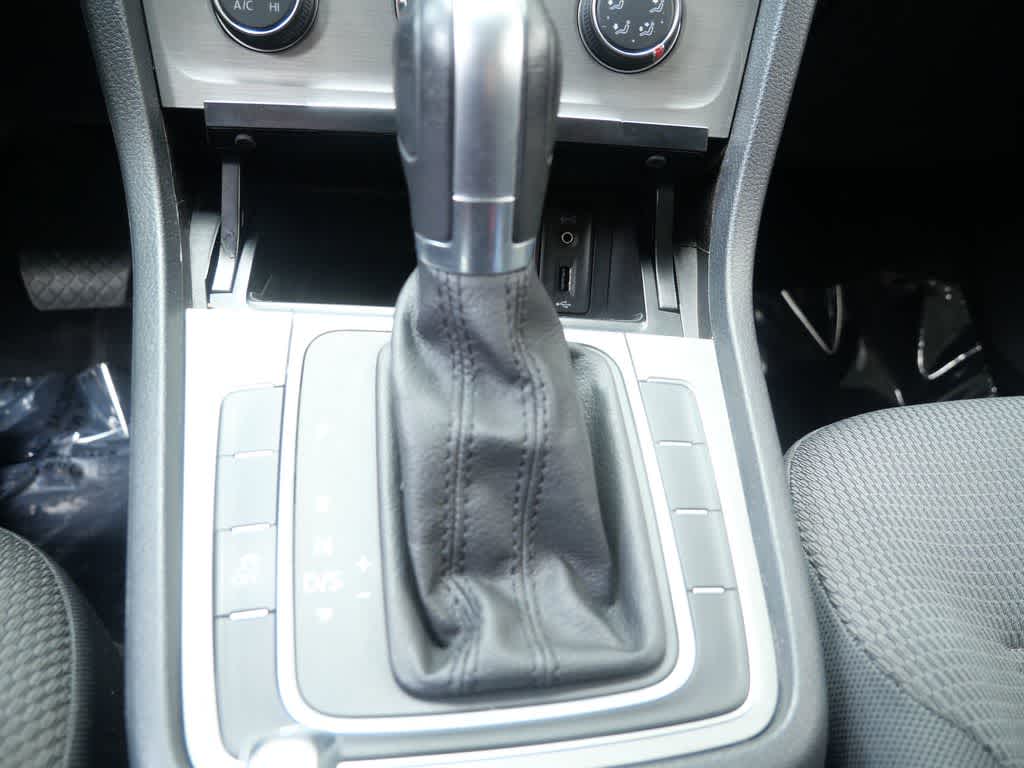 Thumbnail: 2017 Volkswagen e-Golf - 17