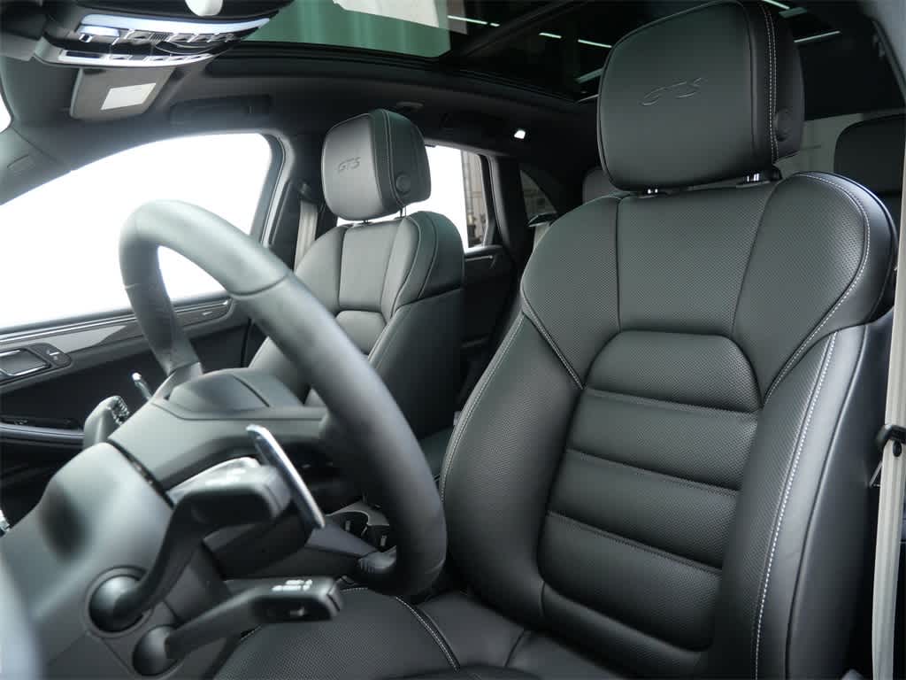 Thumbnail: 2026 Porsche Macan - 5