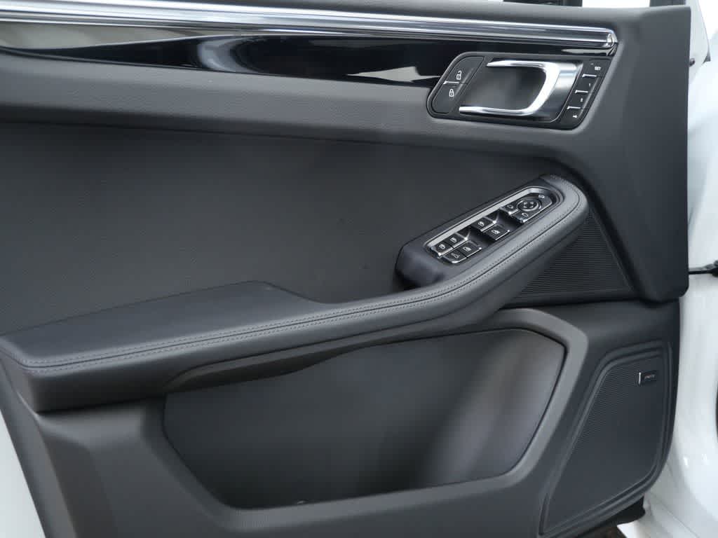 Thumbnail: 2026 Porsche Macan - 11