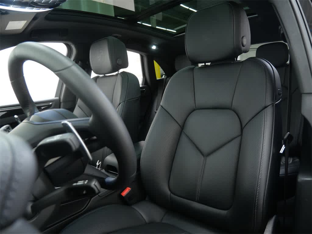 Thumbnail: 2025 Porsche Macan - 5