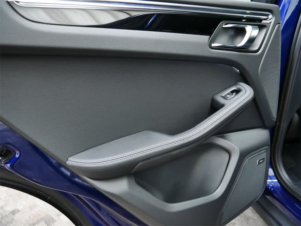 Thumbnail: 2026 Porsche Macan - 14