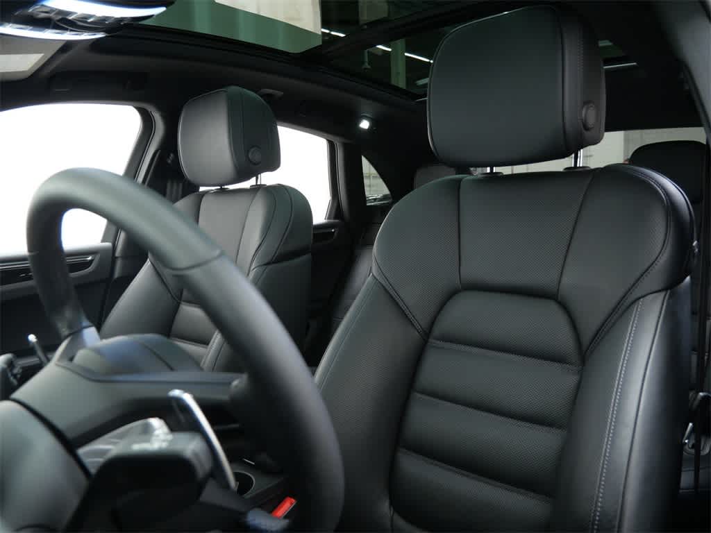 Thumbnail: 2025 Porsche Macan - 5