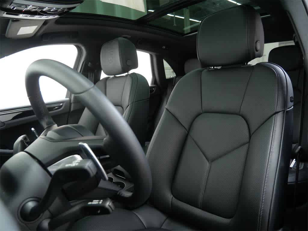 Thumbnail: 2025 Porsche Macan - 5