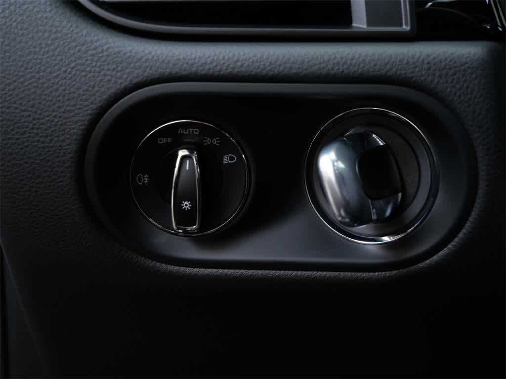 Thumbnail: 2026 Porsche Macan - 18