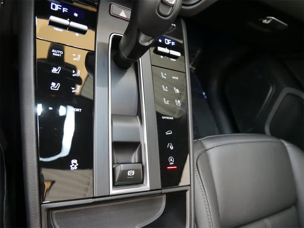 2025 Porsche Macan  24