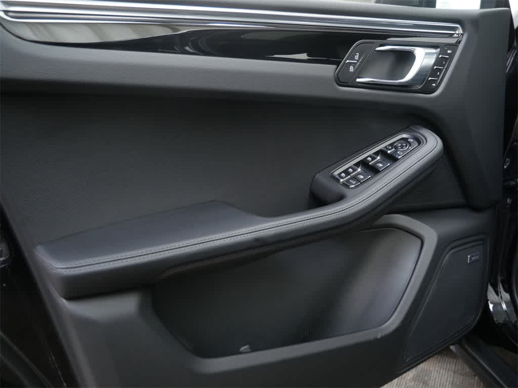 Thumbnail: 2025 Porsche Macan - 11