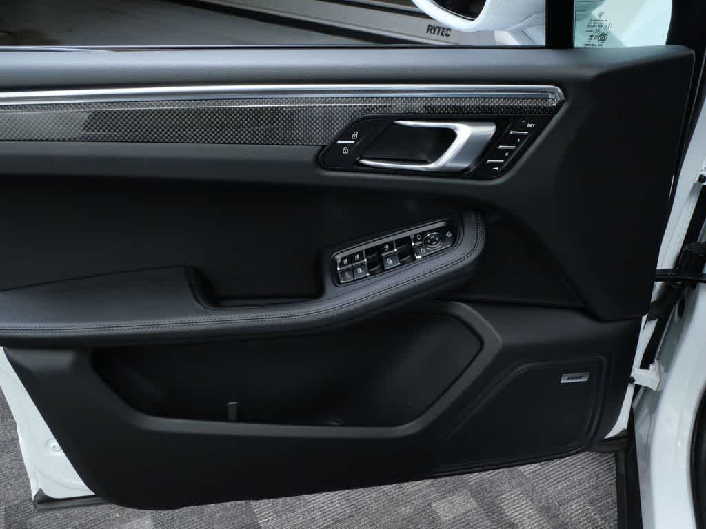 Thumbnail: 2025 Porsche Macan - 17