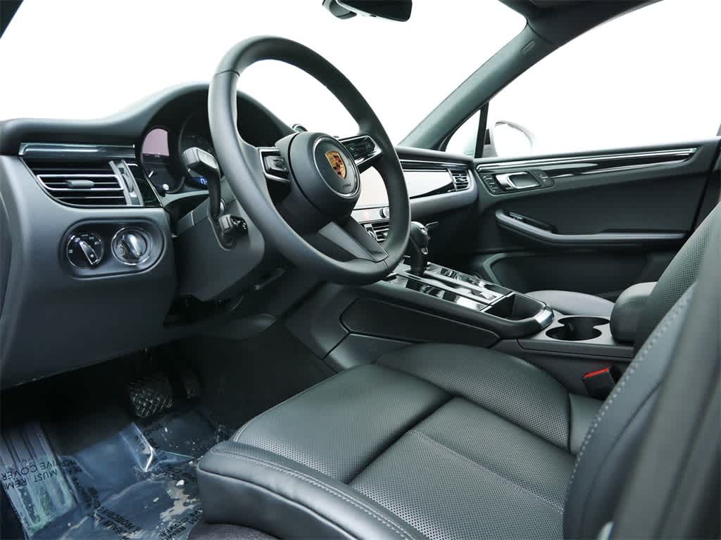 Thumbnail: 2026 Porsche Macan - 4