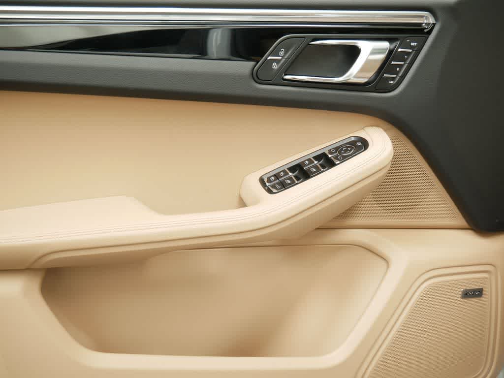 Thumbnail: 2025 Porsche Macan - 11