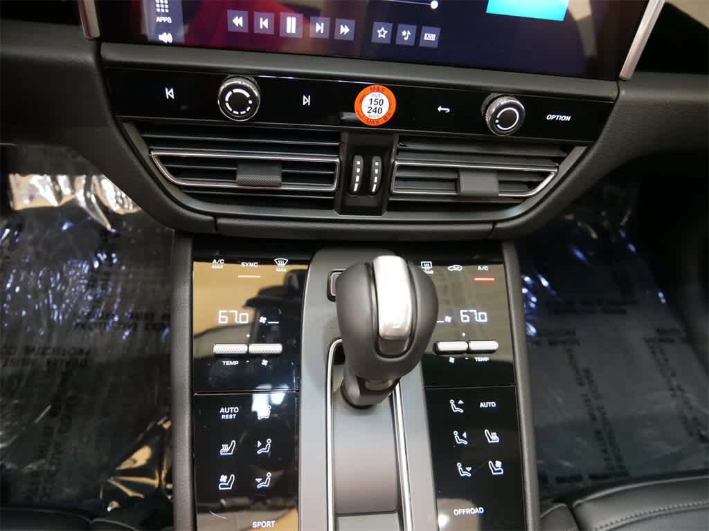 2025 Porsche Macan  22