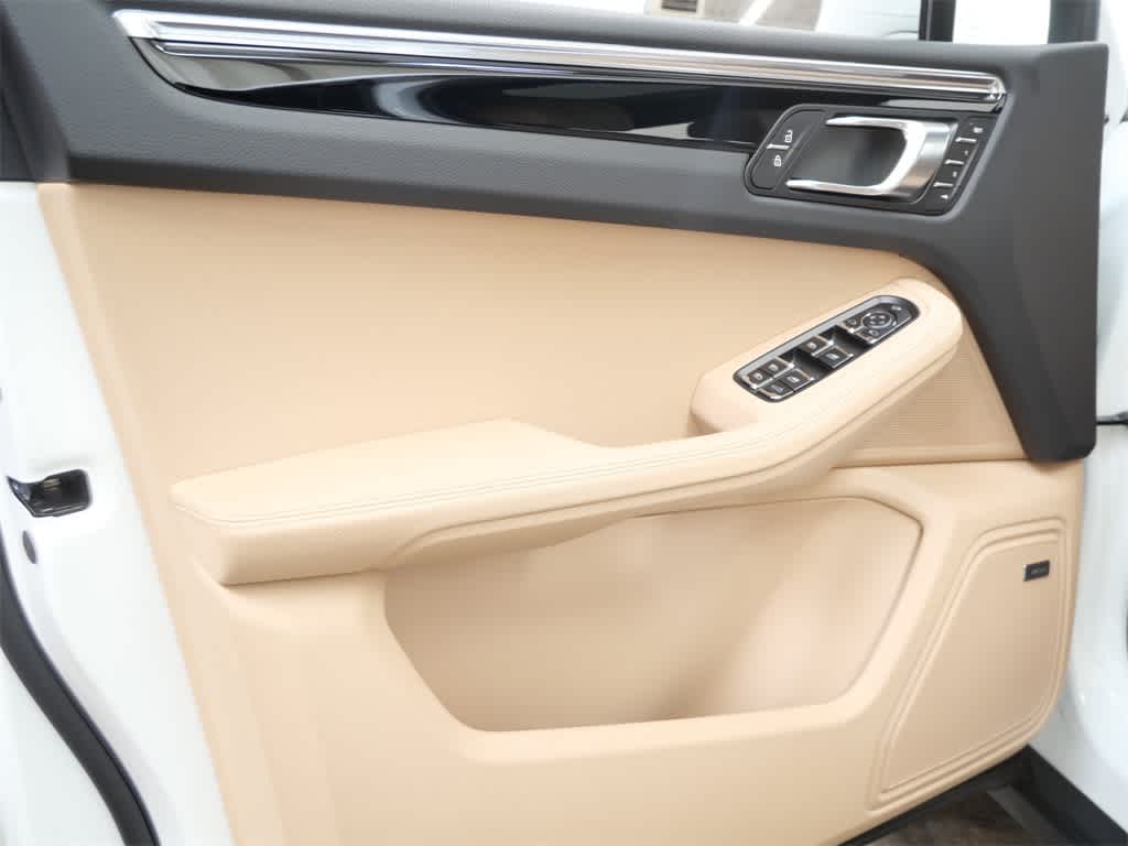 Thumbnail: 2026 Porsche Macan - 11