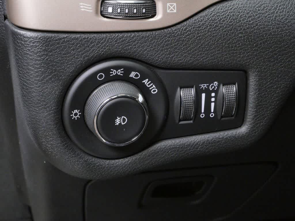 Thumbnail: 2017 Jeep Cherokee - 17