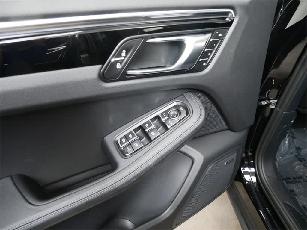 Thumbnail: 2025 Porsche Macan - 17