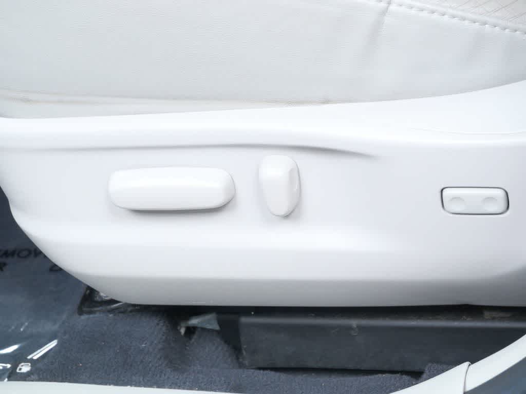 Thumbnail: 2015 Toyota Venza - 12