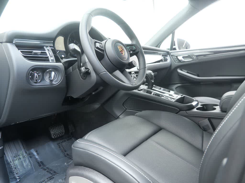 Thumbnail: 2026 Porsche Macan - 4