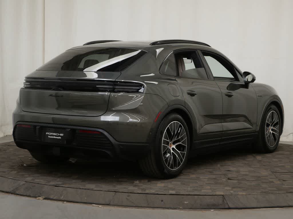 Thumbnail: 2026 Porsche Macan - 7