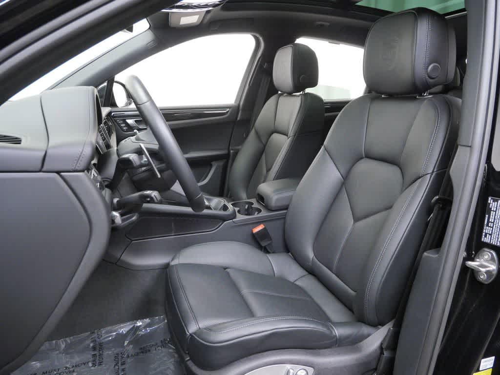 Thumbnail: 2026 Porsche Macan - 5