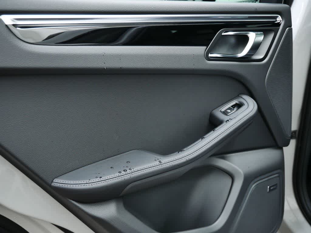 Thumbnail: 2026 Porsche Macan - 14