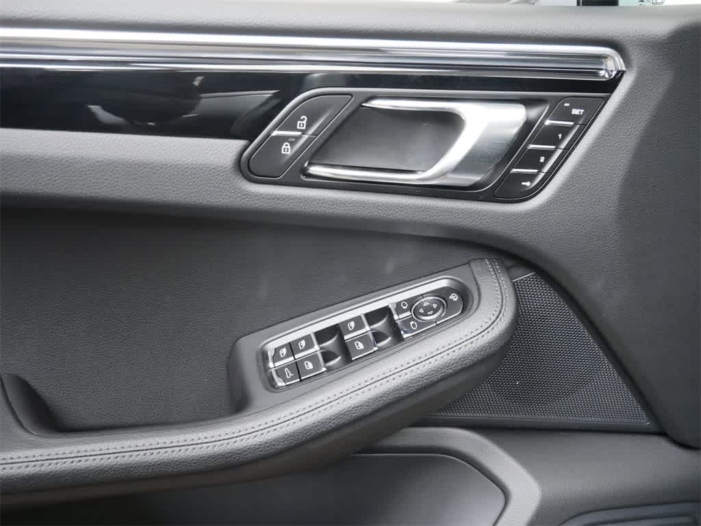 2024 Porsche Macan Base 18