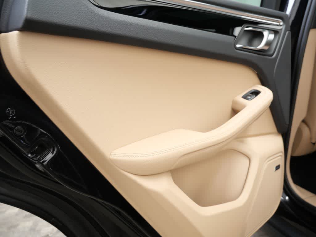 Thumbnail: 2026 Porsche Macan - 13