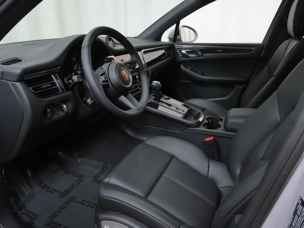 Thumbnail: 2026 Porsche Macan - 4