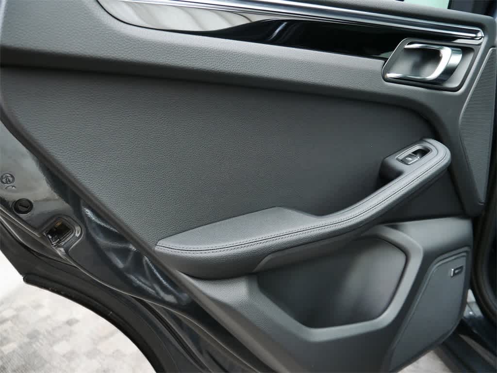 Thumbnail: 2026 Porsche Macan - 14