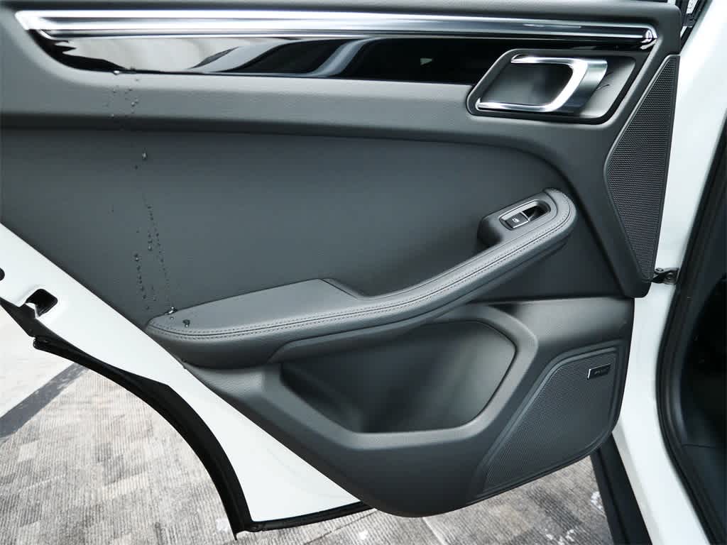 Thumbnail: 2026 Porsche Macan - 14