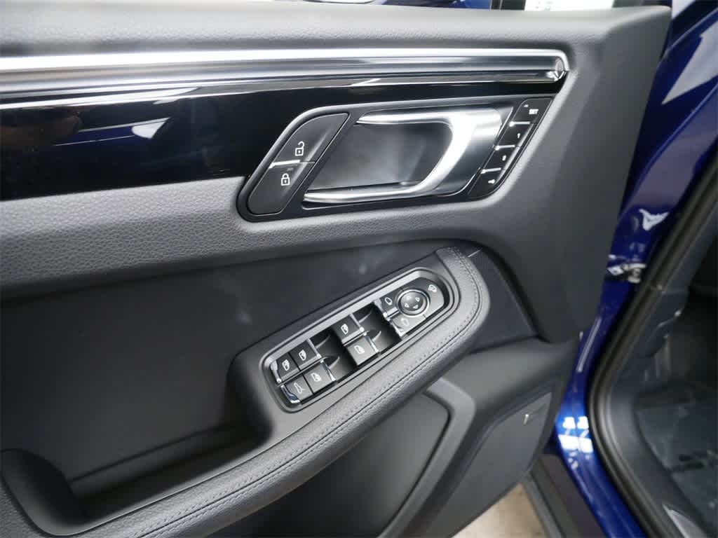 Thumbnail: 2025 Porsche Macan - 17