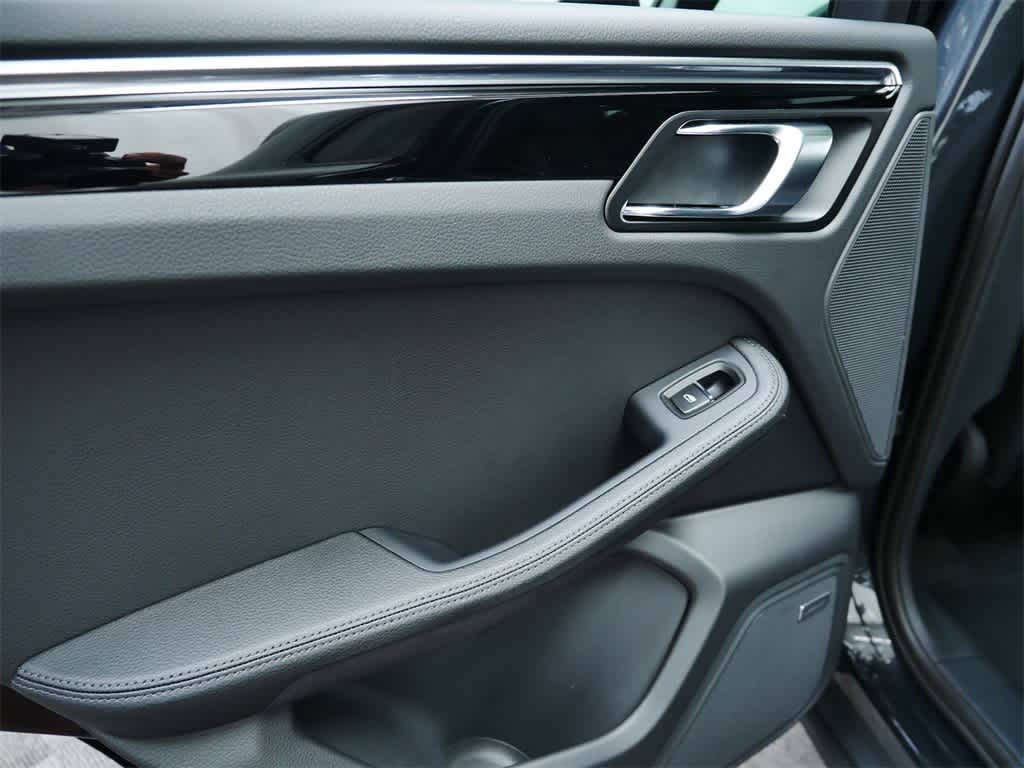 Thumbnail: 2025 Porsche Macan - 14