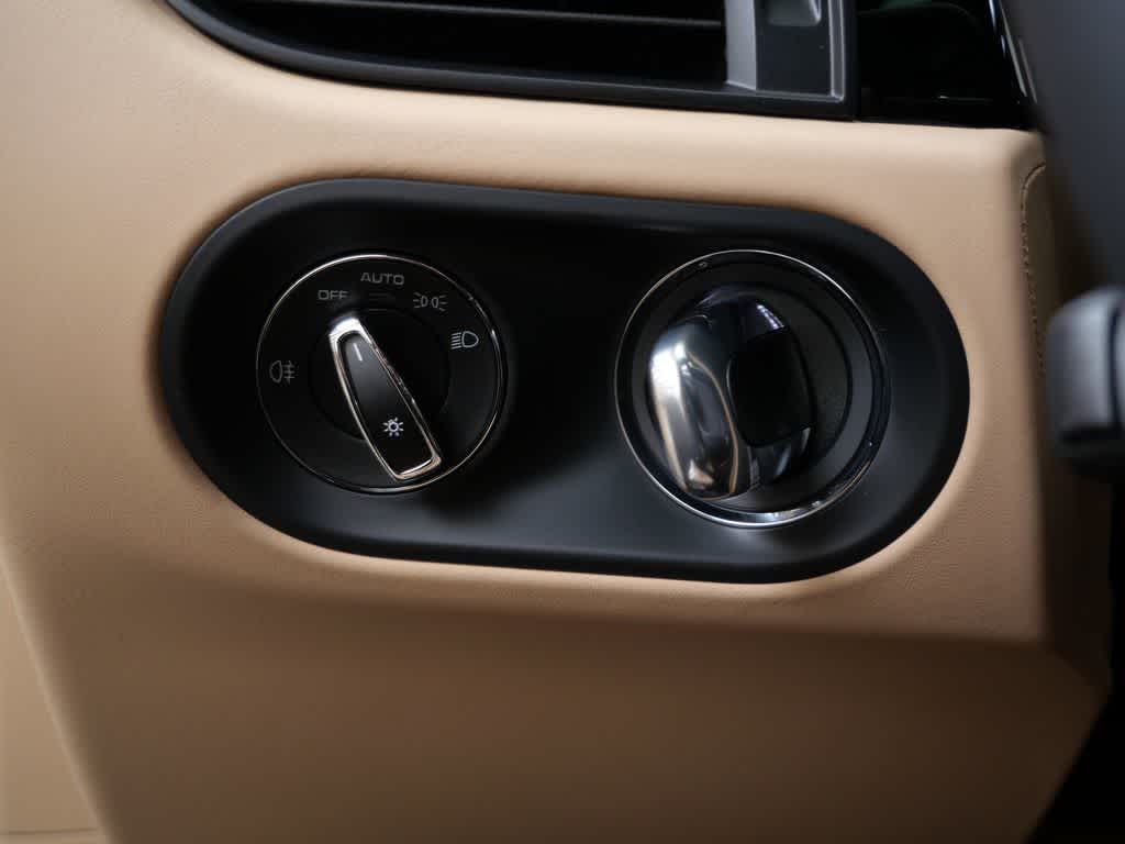 Thumbnail: 2026 Porsche Macan - 19