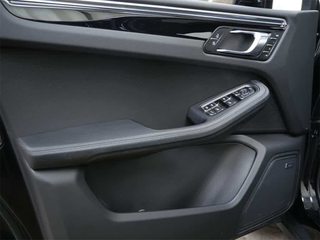 Thumbnail: 2025 Porsche Macan - 11