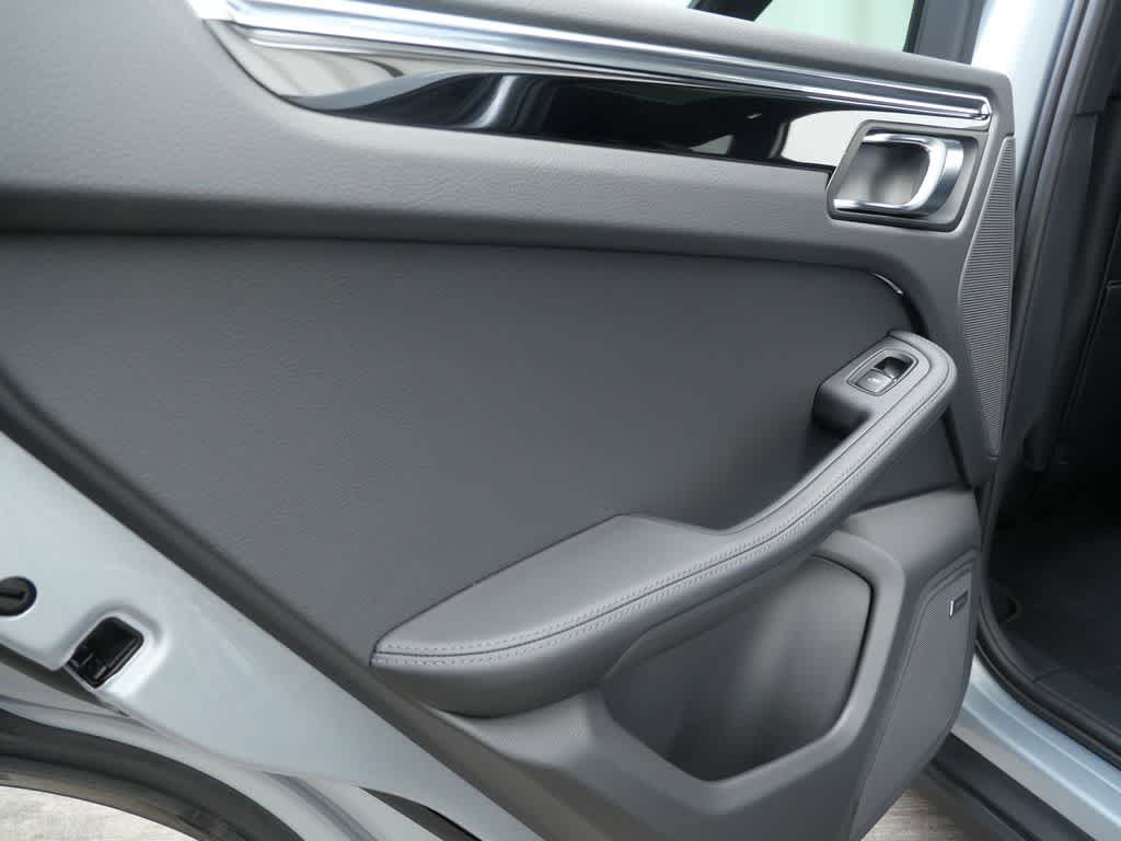 Thumbnail: 2026 Porsche Macan - 13