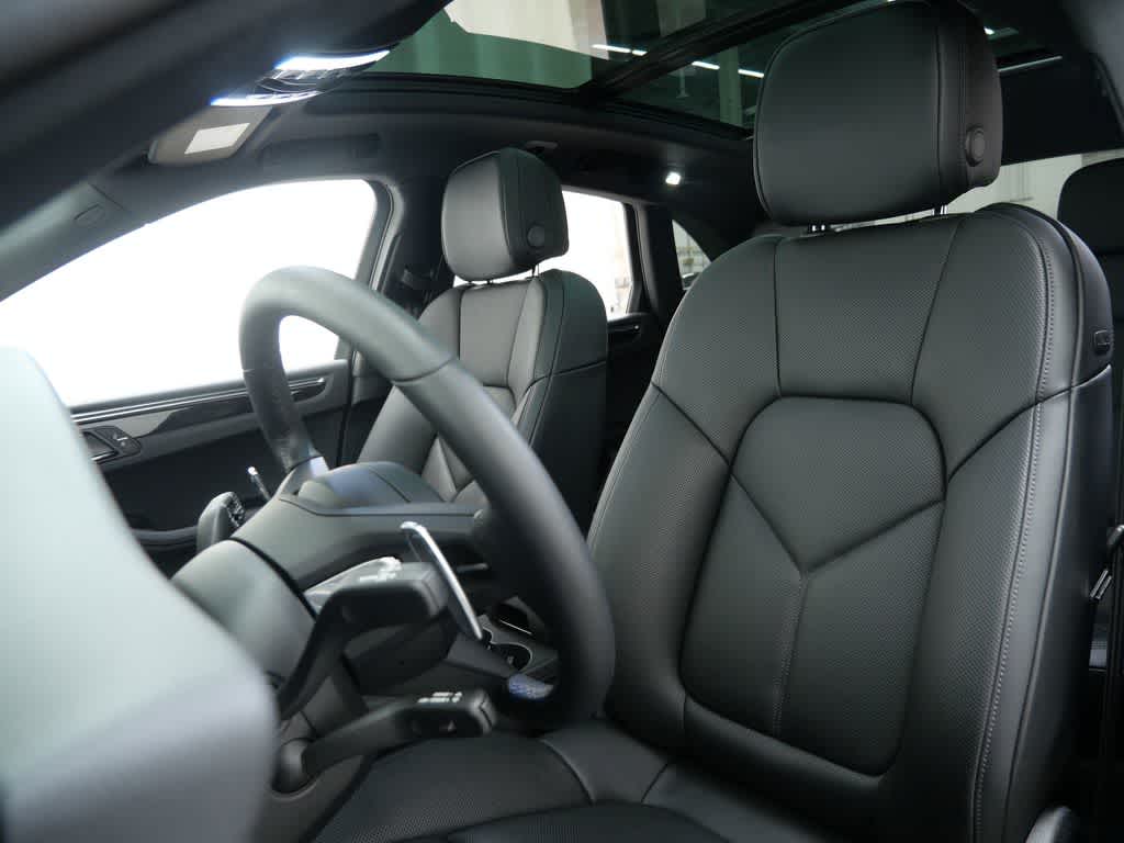 Thumbnail: 2026 Porsche Macan - 5