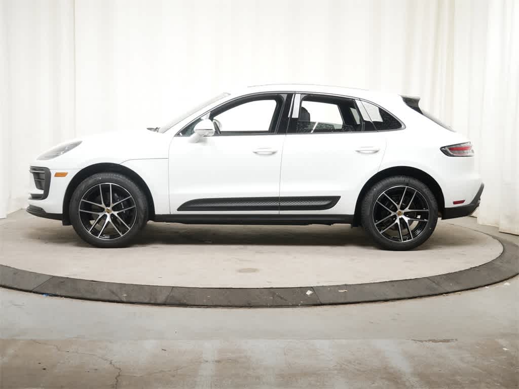 Thumbnail: 2025 Porsche Macan - 2