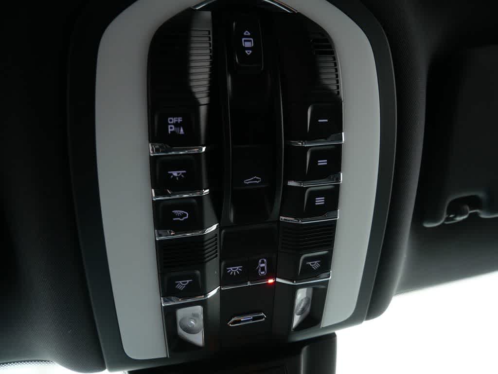 Thumbnail: 2025 Porsche Macan - 27