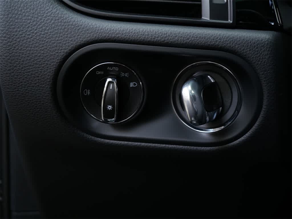 Thumbnail: 2026 Porsche Macan - 18