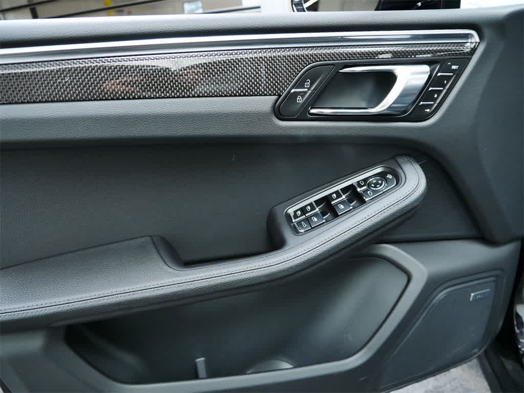2025 Porsche Macan  12