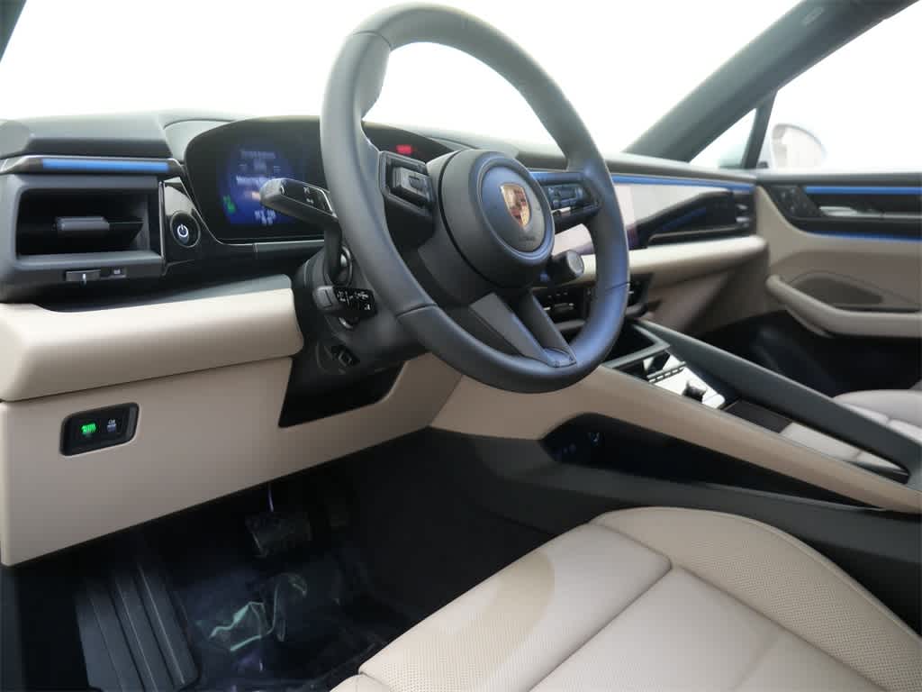 Thumbnail: 2026 Porsche Macan - 4