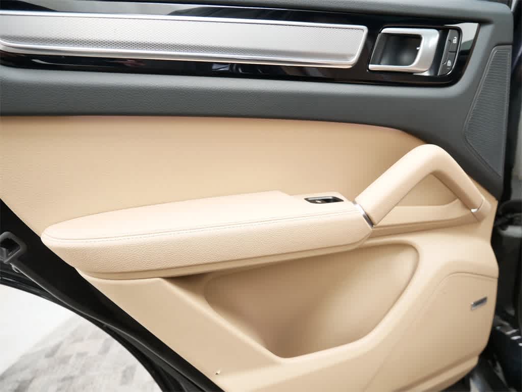 Thumbnail: 2022 Porsche Cayenne - 14