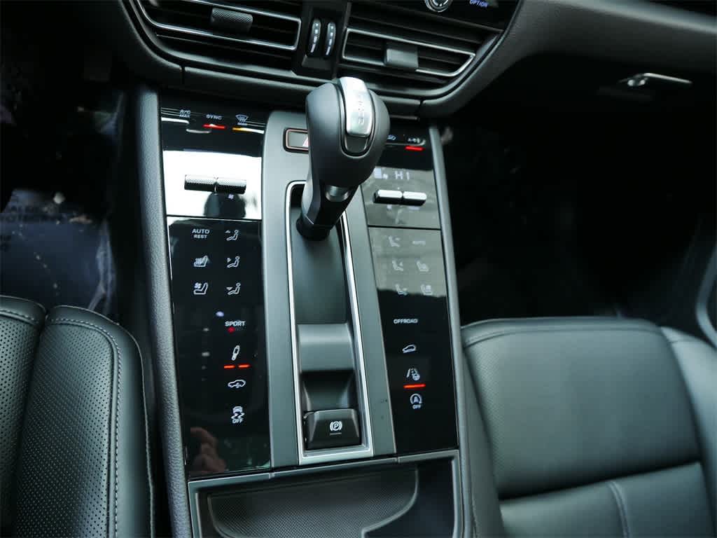 Thumbnail: 2026 Porsche Macan - 25