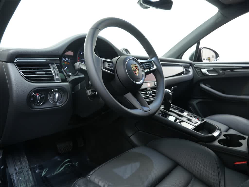 Thumbnail: 2025 Porsche Macan - 4