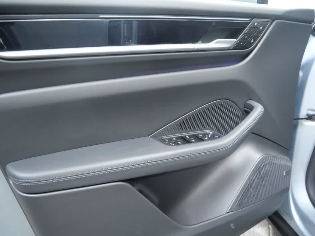 Thumbnail: 2025 Porsche Macan - 12