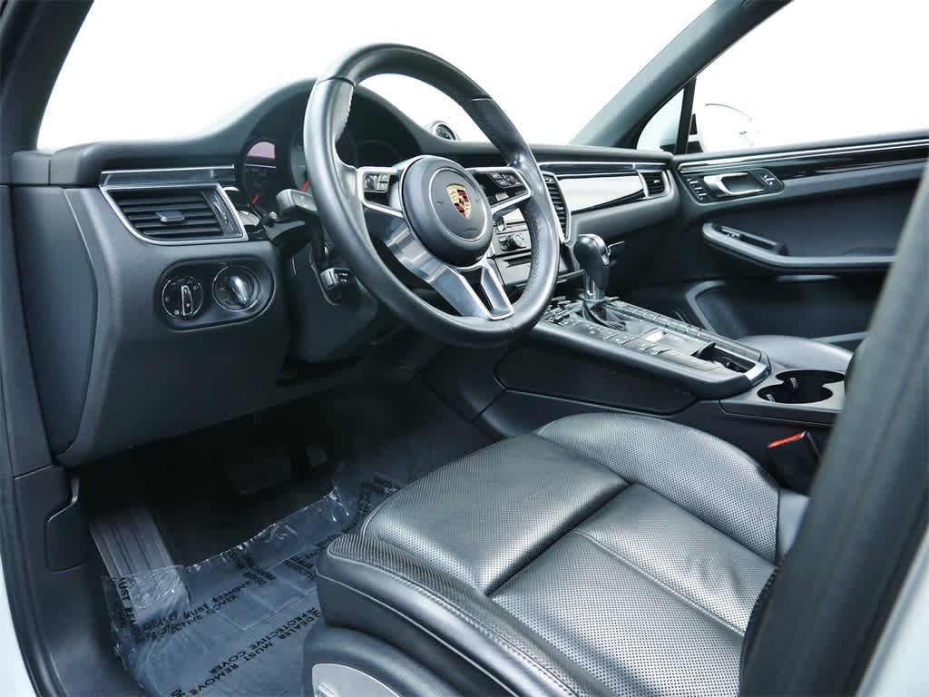 Thumbnail: 2016 Porsche Macan - 4