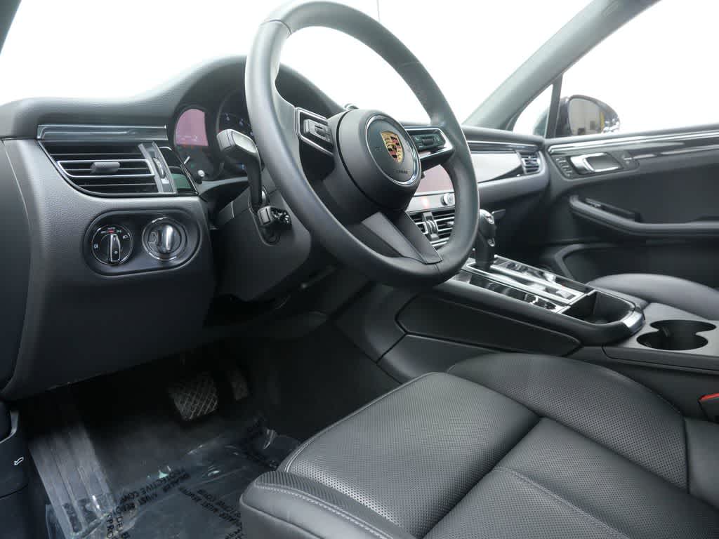Thumbnail: 2026 Porsche Macan - 4